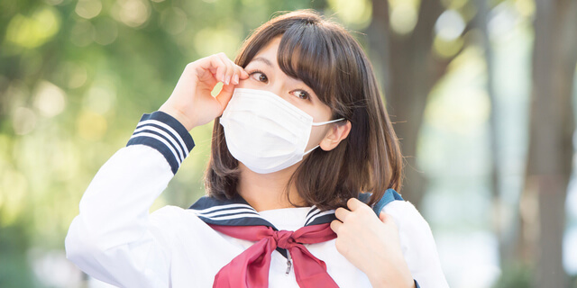マスクをする女子高生