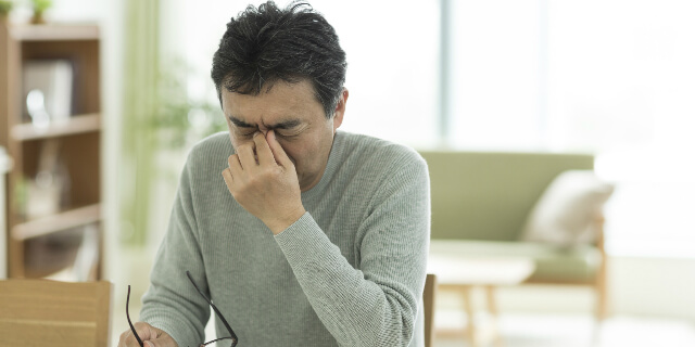 悩んでいる男性