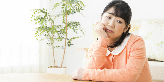 悩んでる女性