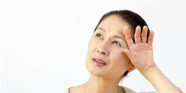 汗をかく女性