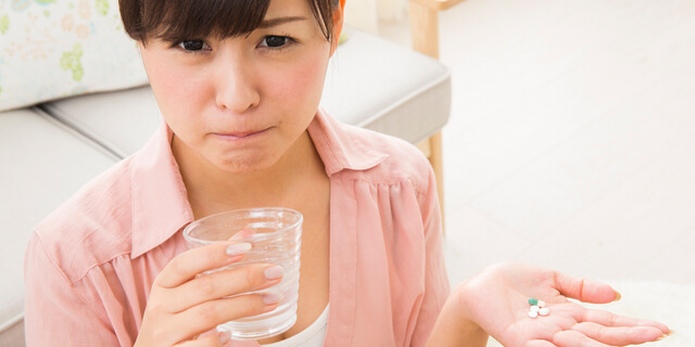薬を持つ女性