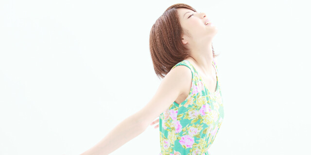 反る女性