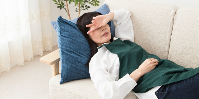 頭を押さえる女性