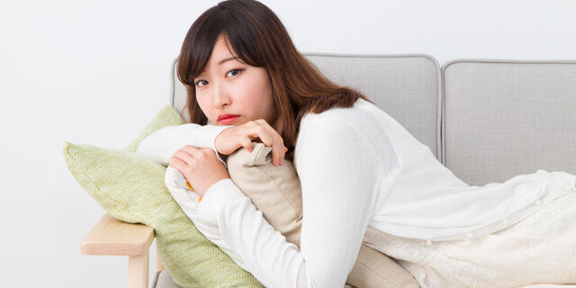 寝ころぶ女性