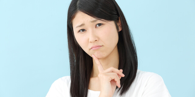 悩む女性