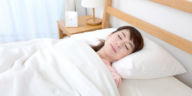 熟睡する女性