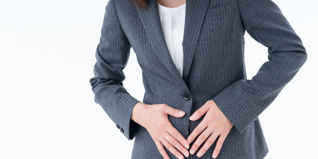 胃腸の痛みを抱える女性