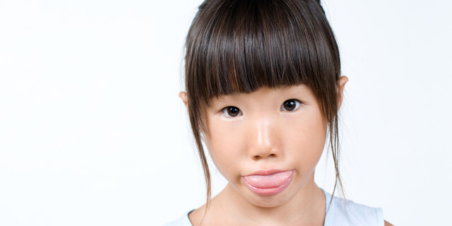 舌を出す女の子