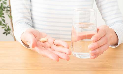 薬と水