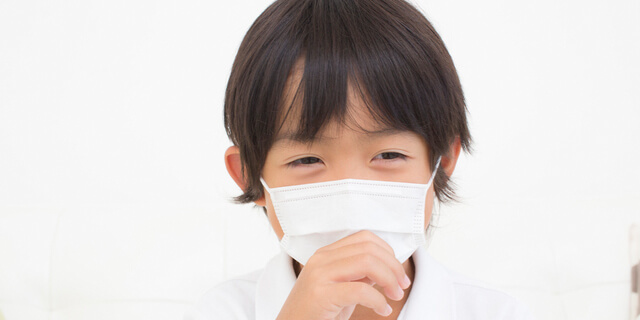 咳をする子ども