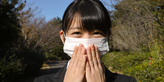 マスクをする女性