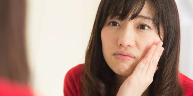 肌荒れを気にする女性