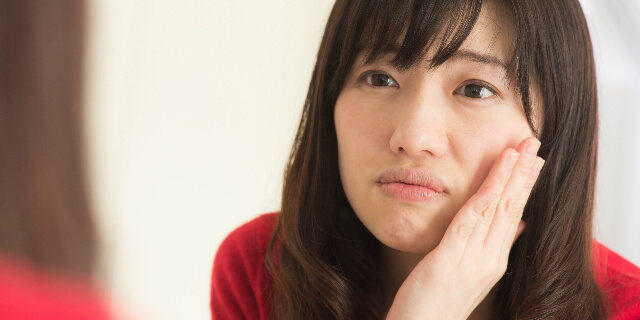 肌荒れを気にする女性
