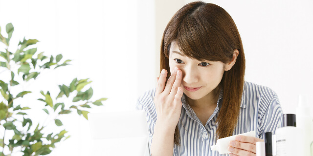 化粧をする女性