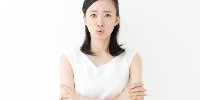 悩む女性