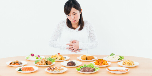食べ過ぎた女性