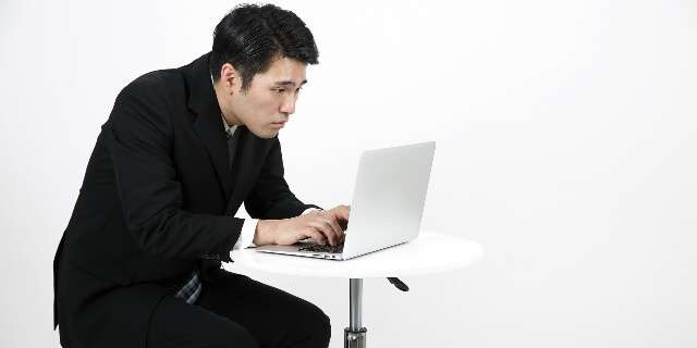 前傾姿勢の男性