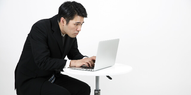 前傾姿勢の男性