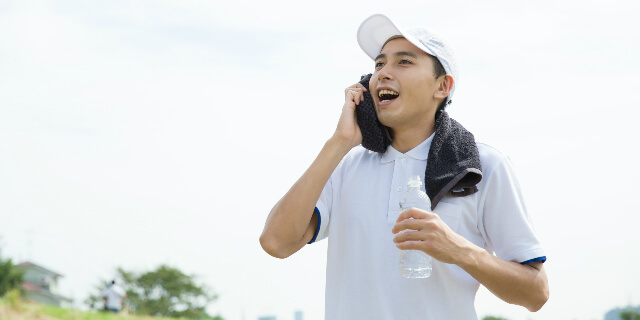 汗をかく男性