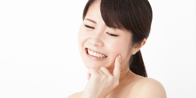 歯痛を抱える女性