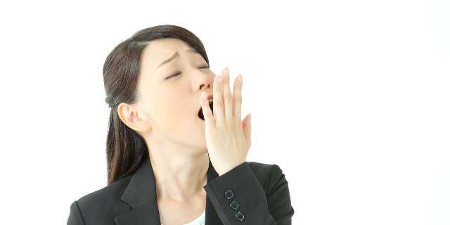 あくびをする女性