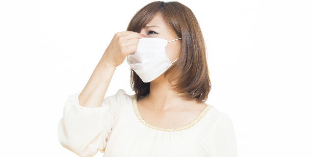 鼻づまりに悩む女性