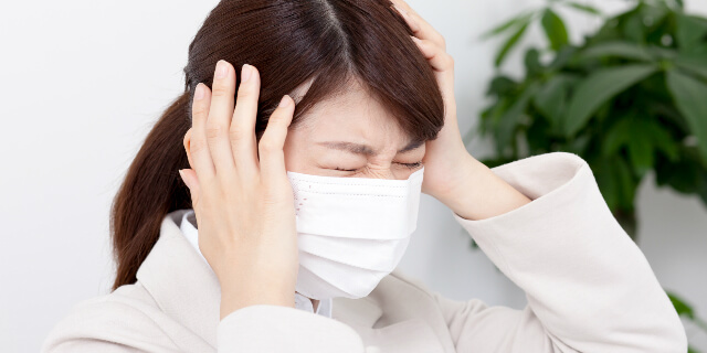 頭痛がする女性