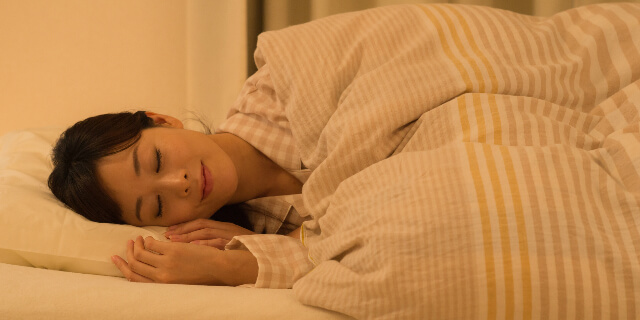 睡眠をとる女性