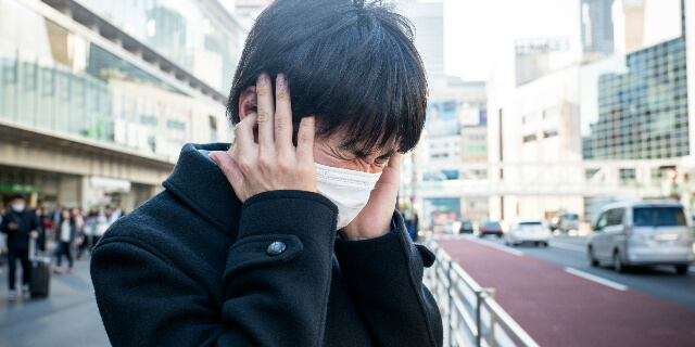 耳が痛い男性