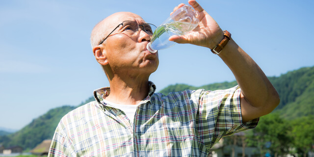 水分補給する高齢者