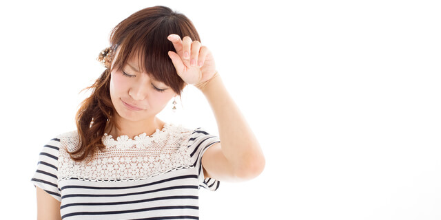 頭痛に悩む女性