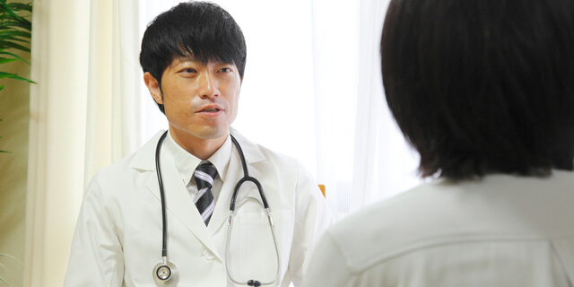 診察中の医師