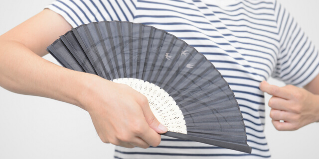 扇子であおぐ