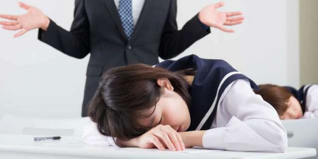 授業中に寝る女子学生