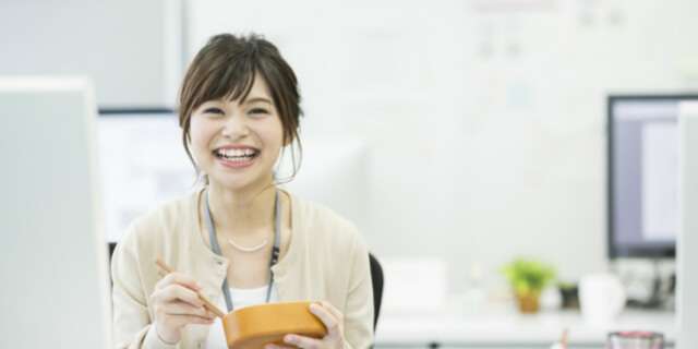 食事をする女性