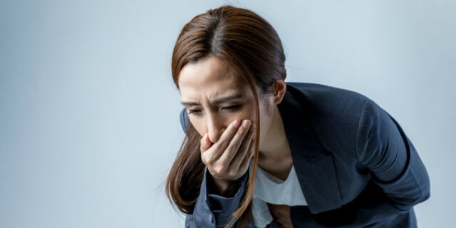 胃痛を抱える女性