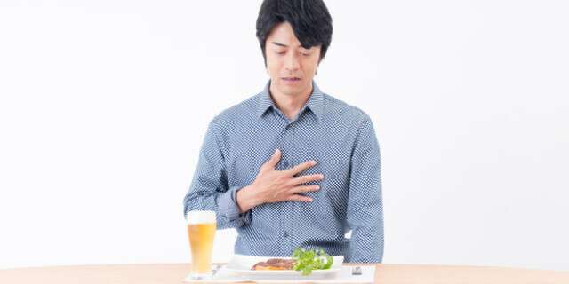 胃もたれの男性