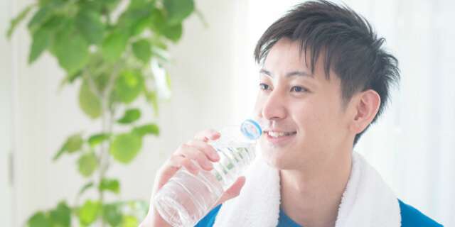 リフレッシュする男性