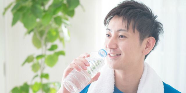 リフレッシュする男性