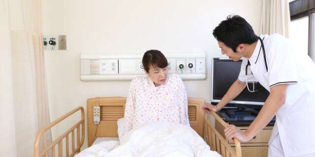 入院中の女性