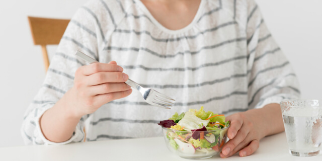野菜を食べる女性