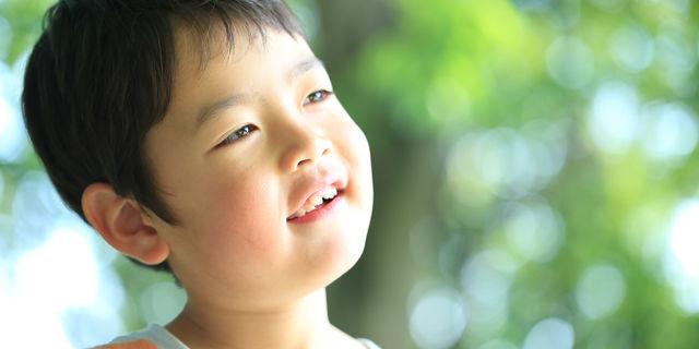 頭をかしげる子供