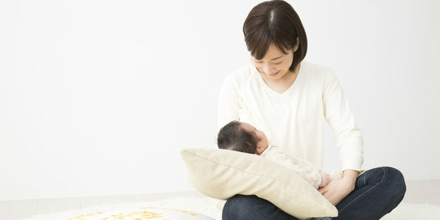 赤ちゃんの頭をクッションで支える