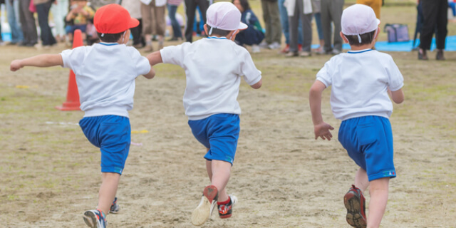 かけっこする子供たち