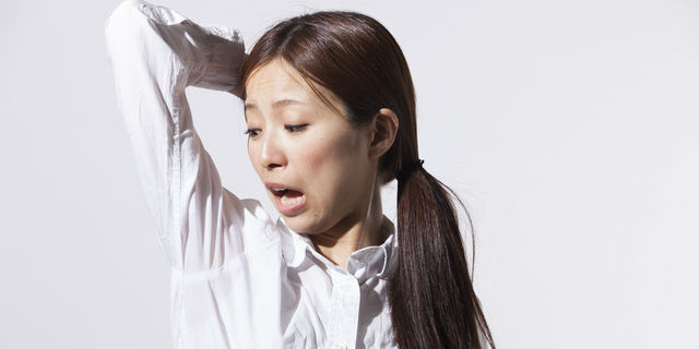 脇汗をかいた女性