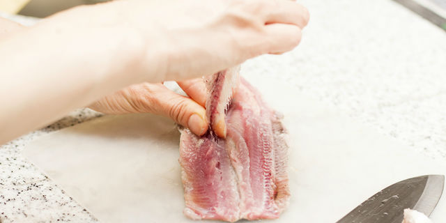魚の骨を取る