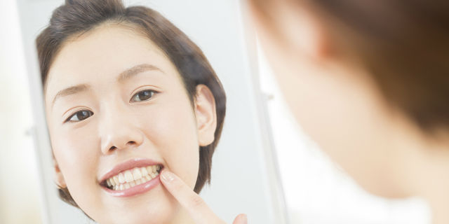 歯茎をチェックする女性