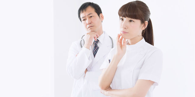 悩む医師