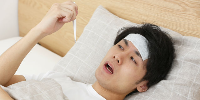 風邪を引く男性