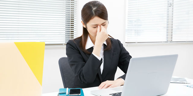 PCで眼精疲労の女性